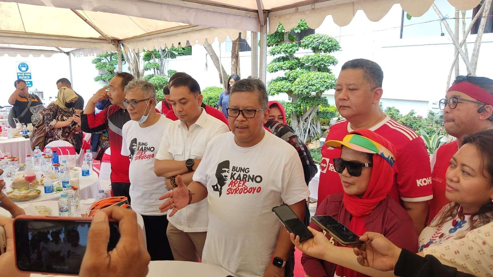 Sekjen PDI Perjuangan, Hasto Kristiyanto (kacamata kaus putih) saat ditemui di Balai Kota, Surabaya, Sabtu 15 Oktober 2022. Ia enggan menanggapi kicauan Andi Arief. (Foto: Fariz Yarbo/Ngopibareng.id)