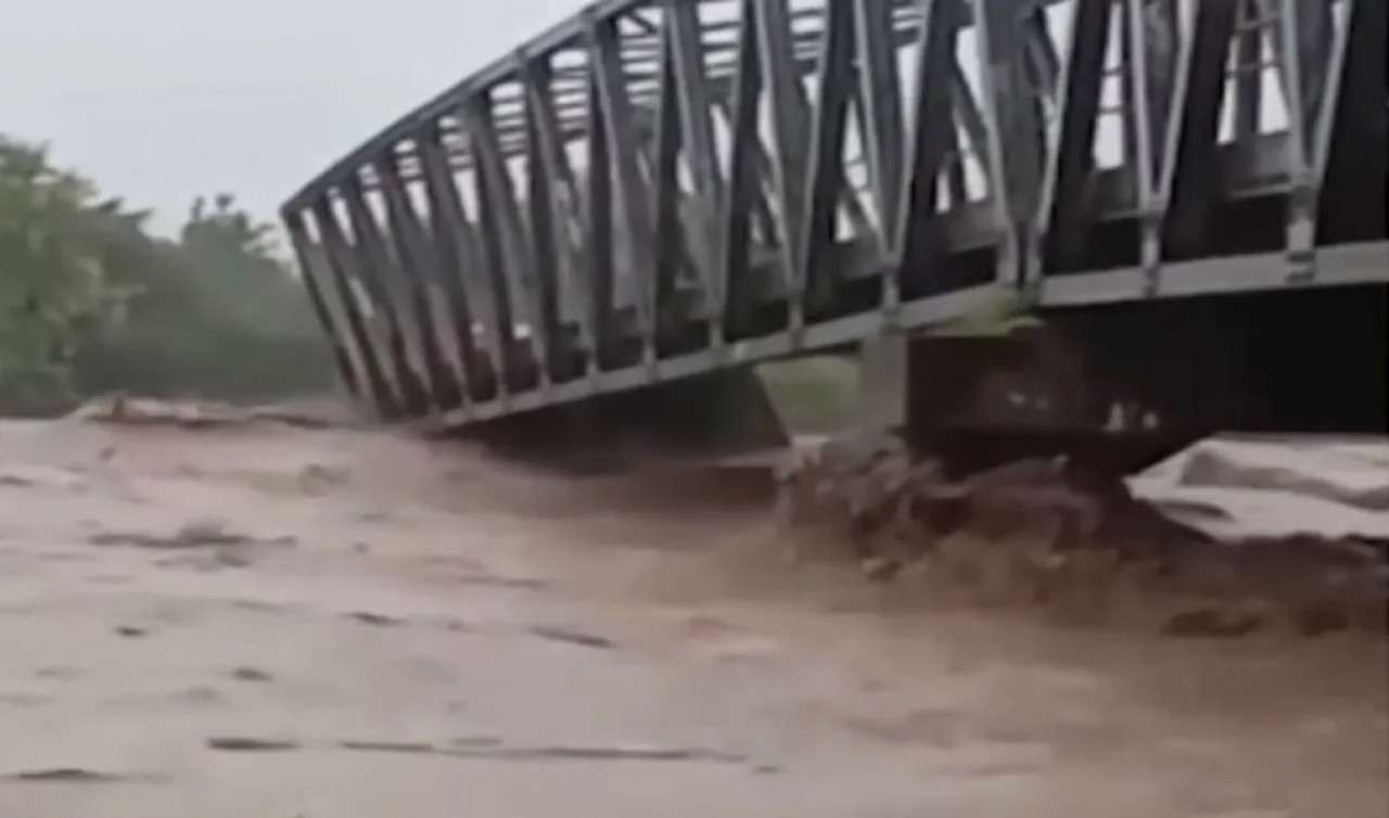 Video lawas Jembatan Sungai Serayu Adipala diterjang banjir sempat viral di media sosial. (Foto: Twitter)