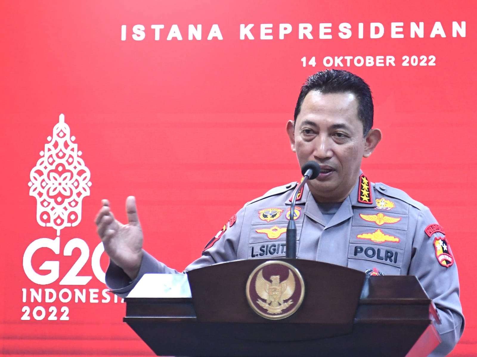 Kapolri Jendral Polisi Listyo Sigit Prabowo mengungkap kronologi kasus narkoba yang menjerat anak buahnya, Teddy Minahasa. (Ffoto: Setpres)