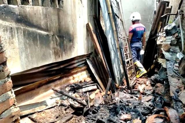 Kondisi dapur rumah warga di Bondowoso berantakan akibat dilalap api. (Foto: Guido Saphan/Ngopibareng.id)