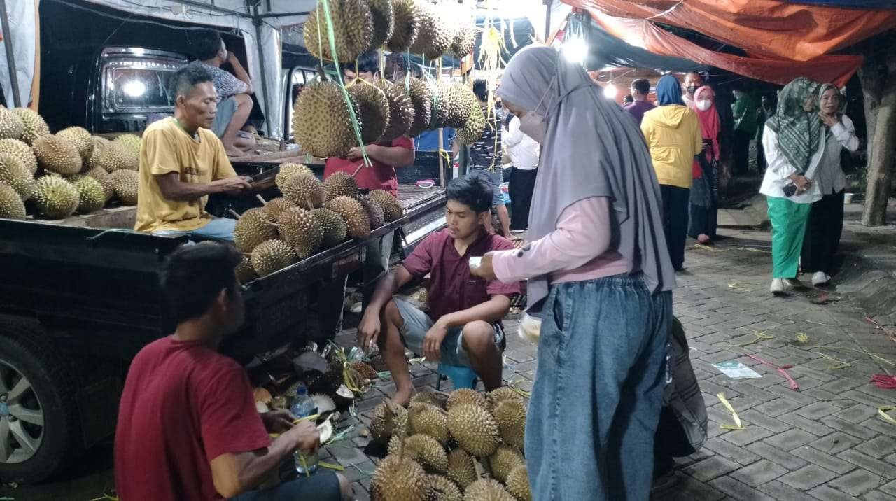 Raja buah, sedot perhatian pengunjung pasar rakyat (Ahmad sampurno / Ngopibareng.id)