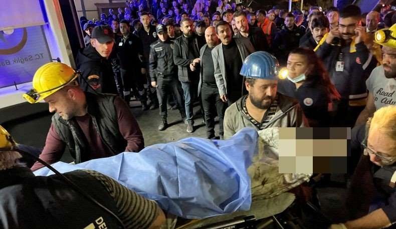 Proses evakuasi korban ledakan tambang di Turki. (Foto: aa.com.tr)
