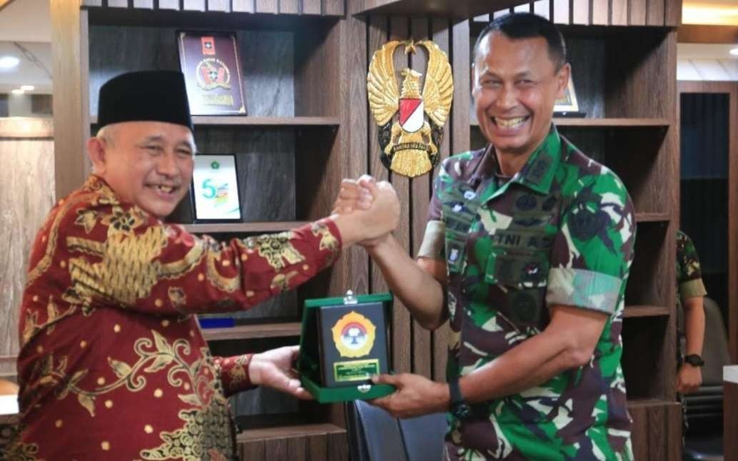Ketua Umum LDII KH Chriswanto Santoso berjabat tangan dengan Asisten Teritorial Kepala Staf Angkatan Darat (Aster Kasad) Mayor Jenderal TNI Karmin Suharna. (Foto: Mc LDII)