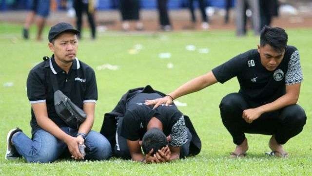 Pelatih dan pemain Arema menangis di lapangan pasca tragedi Kanjuruhan yang menelan korban 43 anak-anak. (Foto: Ant)