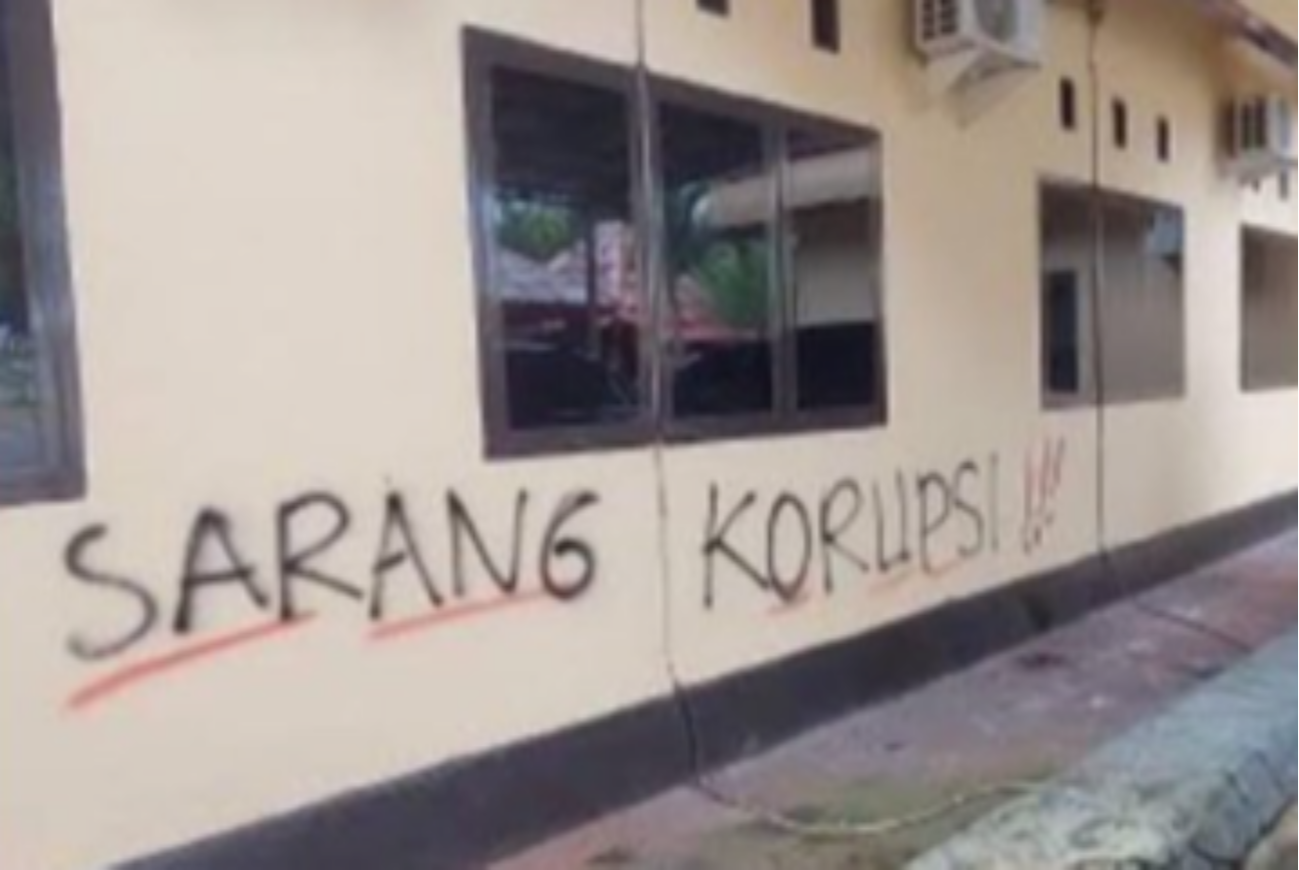 Netizen membicarakan aksi anggota Polisi di Polres Luwu. Aipda HR mencoret dinding polres dan mobil patroli polisi, dengan kata-kata tak senonoh. (Foto: Twitter)