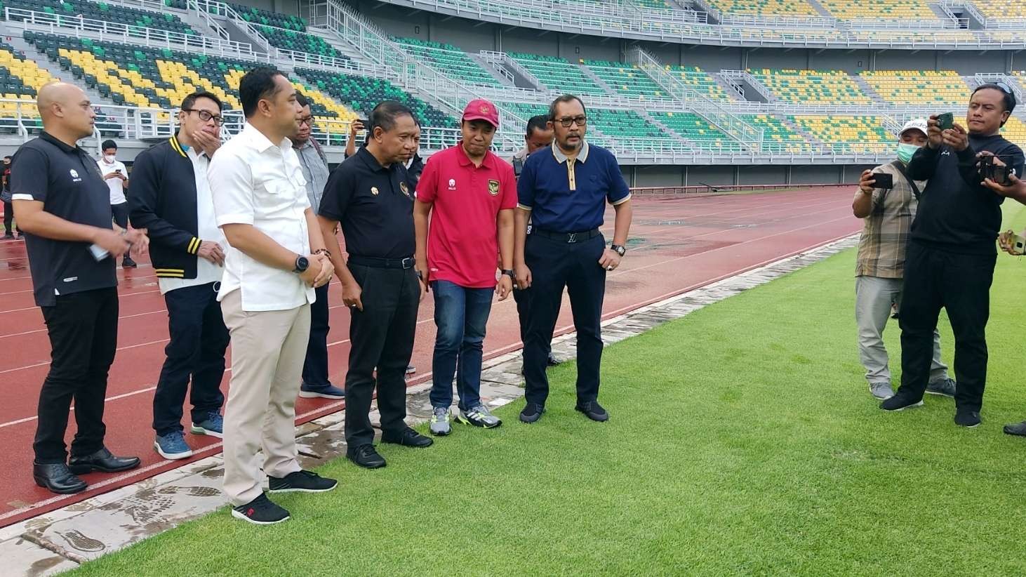 Menpora, Zainudin Amali saat melihat kesiapan Stadion Gelora Bung Tomo, Surabaya, Sabtu 15 Oktober 2022. (Foto: Fariz Yarbo/Ngopibareng.id)