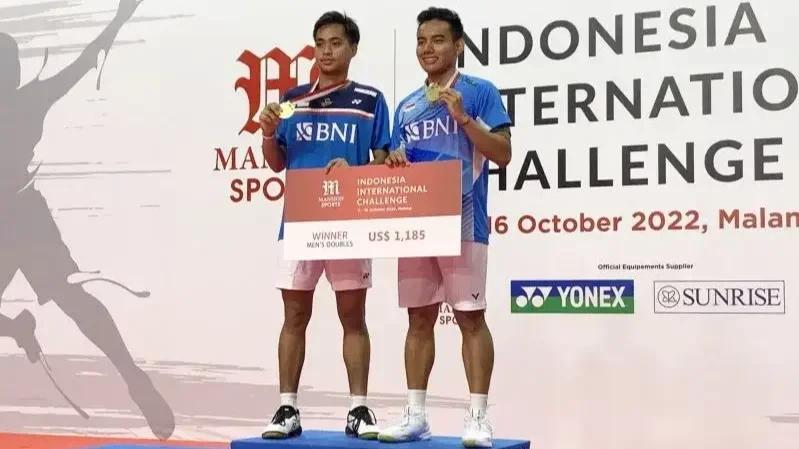 Pasangan ganda putra Indonesia Pramudya Kusumawardana dan Rahmat Hidayat menjadi juara Indonesia International Challenge 2022 usai kalahkan wakil Jepang. (Foto: Ant)