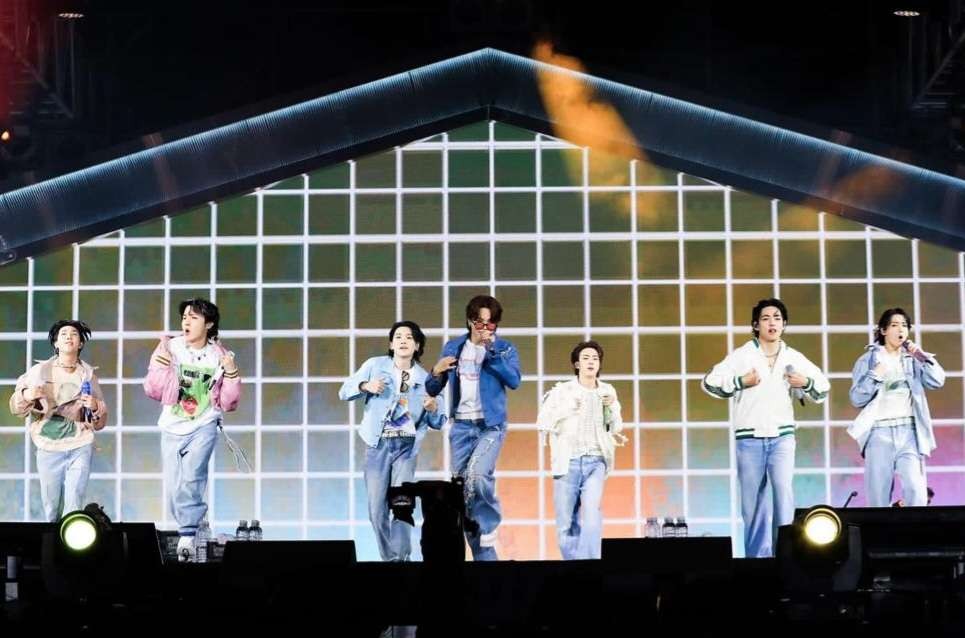 Keseruan konser BTS yang dilakukan di Busan secara gratis, konser ini juga bisa disaksikan lewat platform resmi yang sudah disediakan. (Foto: Dokumentasi BTS Army Sidoarjo)