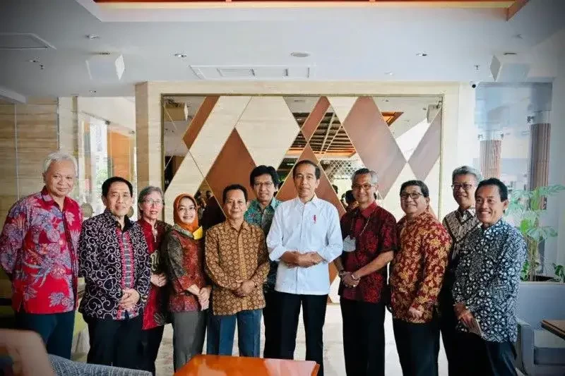 Presiden Jokowi bertemu dengan teman semasa kuliah di Fakultas Kehutanan UGM. (Foto: Setpres)