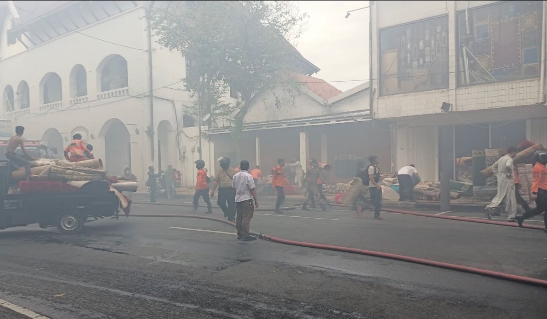 Proses pemadaman api di ruko penjual karpet di Jalan Gemblongan (Foto: BPBD Surabaya)