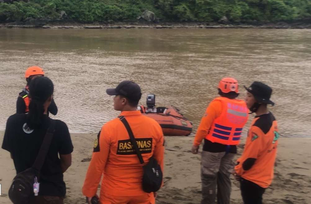Tim SAR gabungan melakukan pencarian korban yang hilang di Muara Baduk Banyuwangi, Jawa Timur. (Foto: Dokumentasi Tim SAR)
