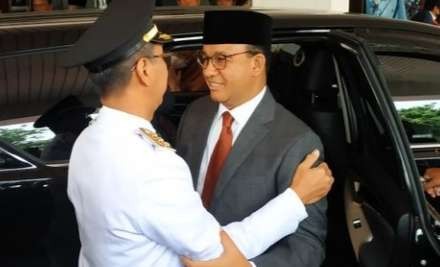 Pj Gubernur DKI Jakarta Heru Budi bersama Anies Baswedan yang digantikan ( foto: Humas DKI)