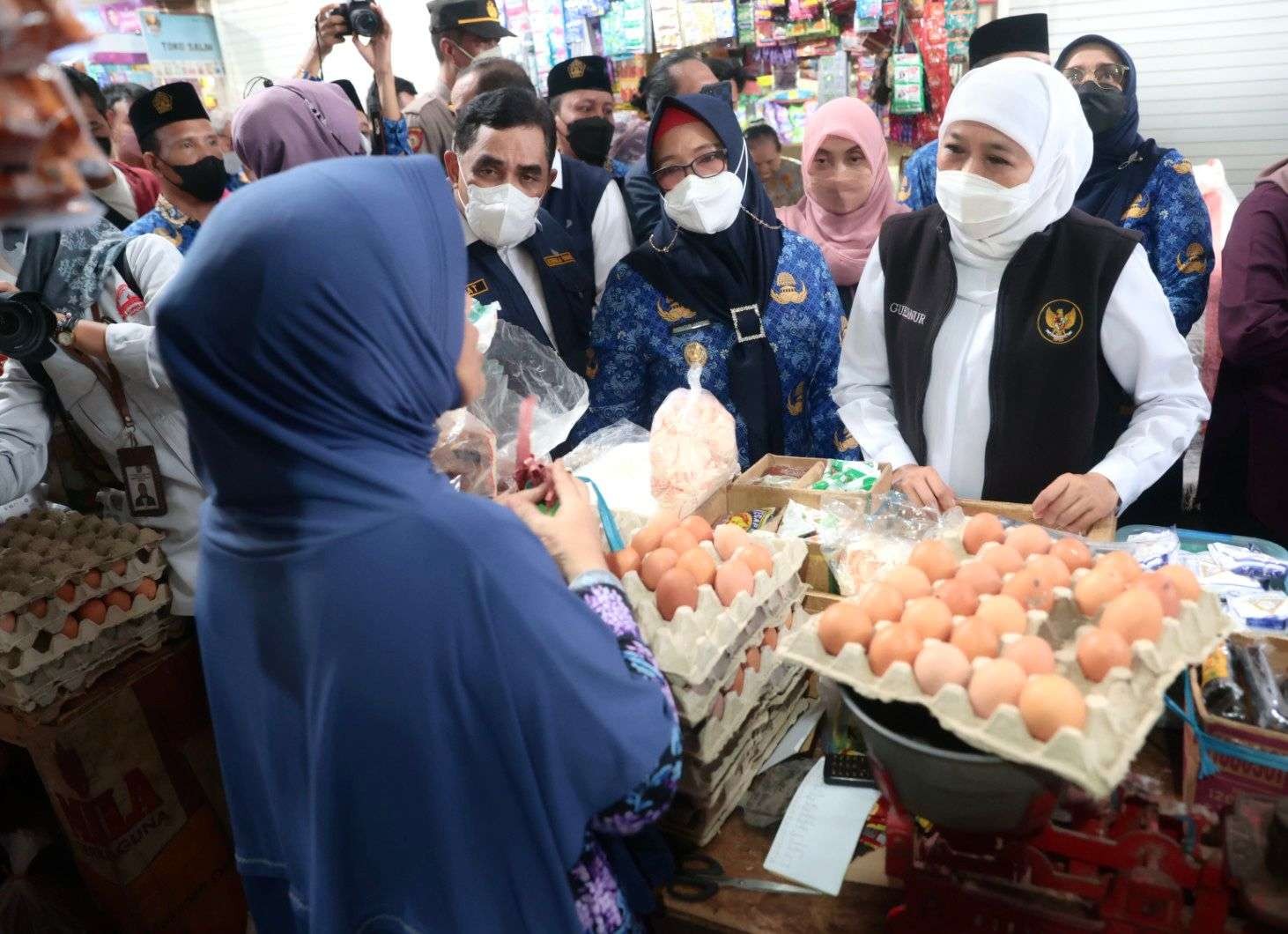 Gubernur Jatim, Khofifah Indar Parawansa lakukan upaya tekan inflasi, dengan blusukan di Pasar Baru, Gresik, Senin 17 Oktober 2022. (Foto: Humas Pemprov Jatim)