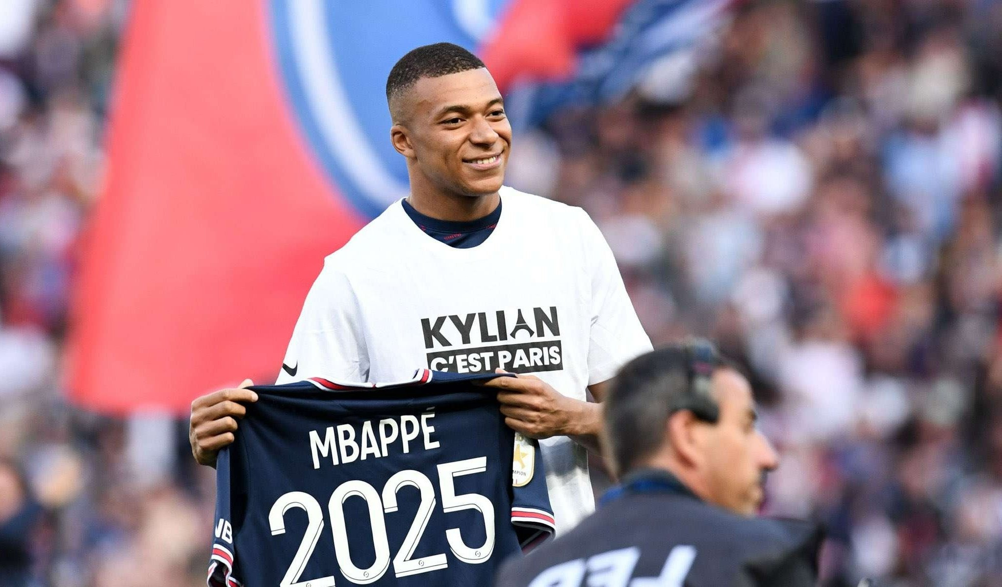 Kylian Mbappe bantah dirinya ingin pergi dari PSG