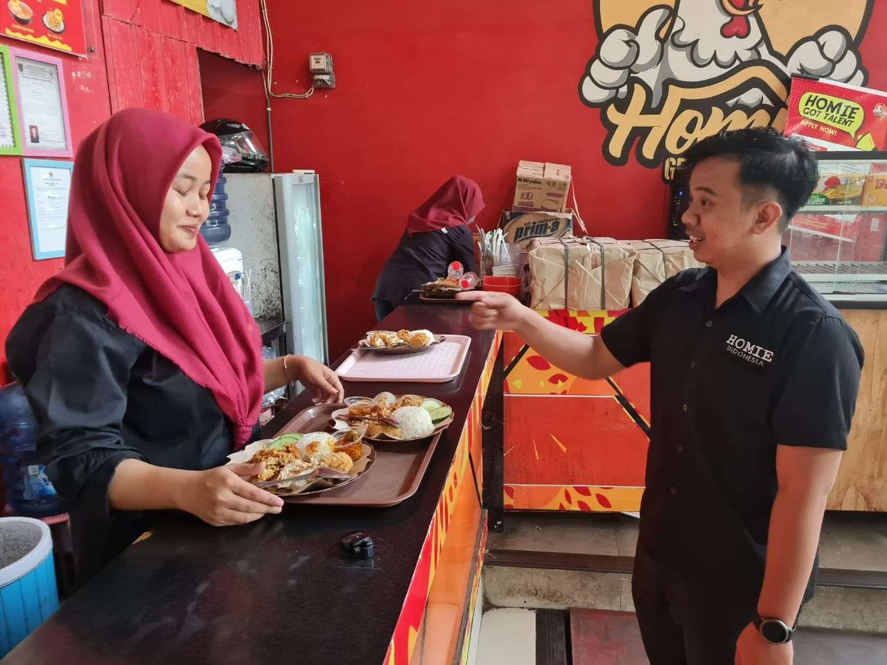 Wendy Trie Novian, pemuda asal Tangerang, sukses menjalankan usaha kuliner Ayam Geprek Homie Sambal Bawang di Kota Semarang. (Foto: Diskominfo Pemprov Jateng)