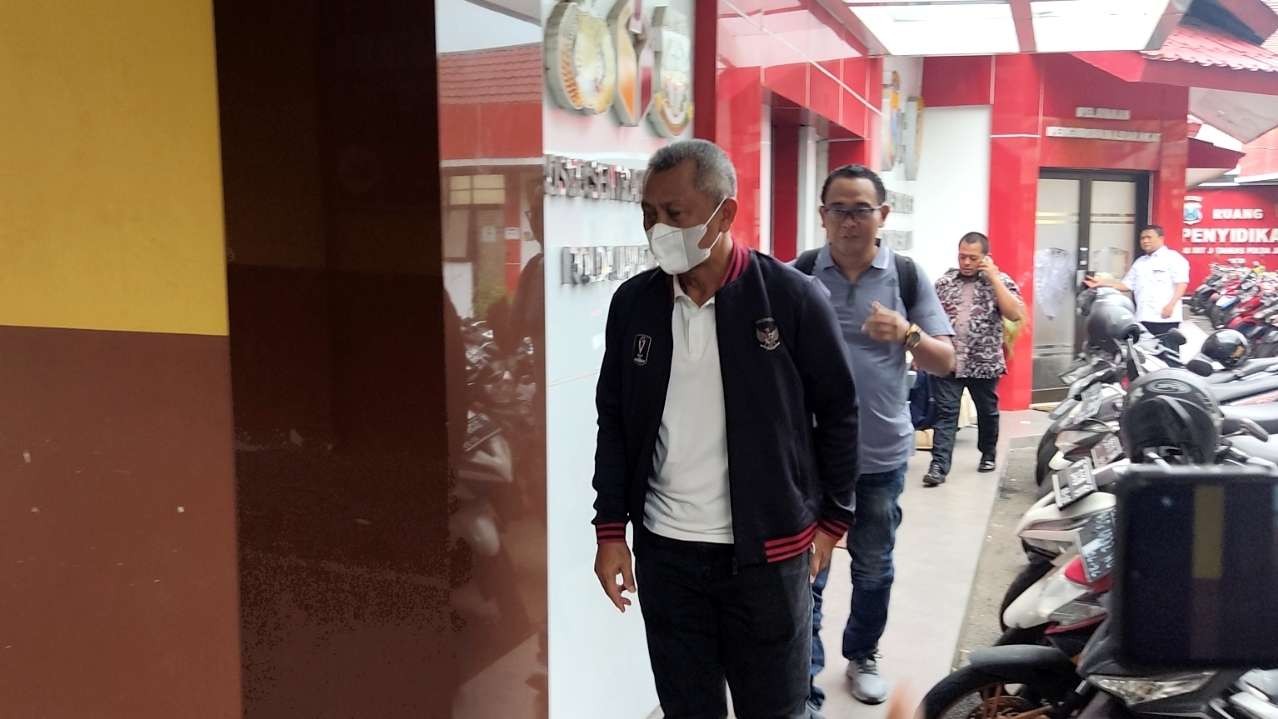 Direktur Operasional PT LIB, Sudjarno saat menghadiri pemeriksaan kasus tragedi Kanjuruhan di Mapolda Jatim, Surabaya, Senin 17 Oktober 2022. (Foto: Fariz Yarbo/Ngopibareng.id)