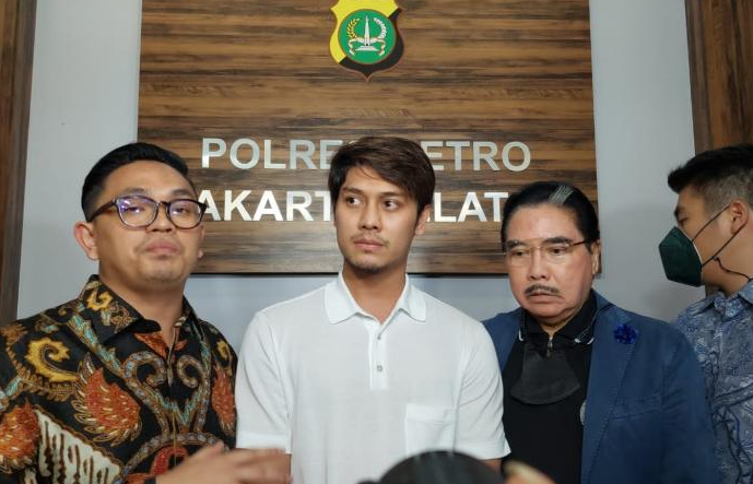 Rizky Billar menjalani wajib lapor perdana di Polres Metro Jakarta Selatan, Senin 17 Oktober 2022, usai penangguhan penahanannya dikabulkan pada Jumat, 14 Oktober lalu. (Foto: Instagram)