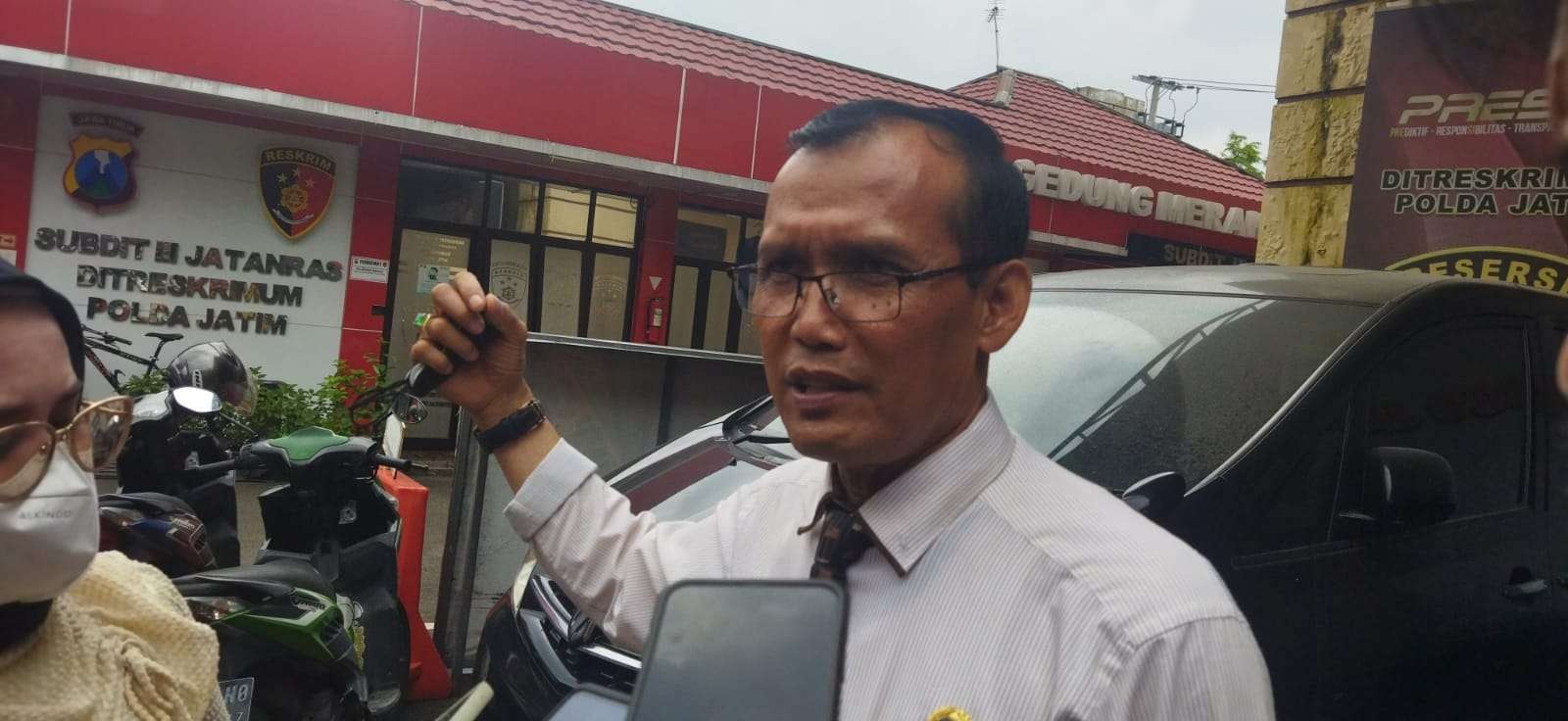 Kuasa Hukum tersangka Suko Sutrisno, Agus Salim Ghozali, saat ditemui di Mapolda Jatim, Surabaya, Senin 17 Oktober 2022. (Foto: Fariz Yarbo/Ngopibareng.id)