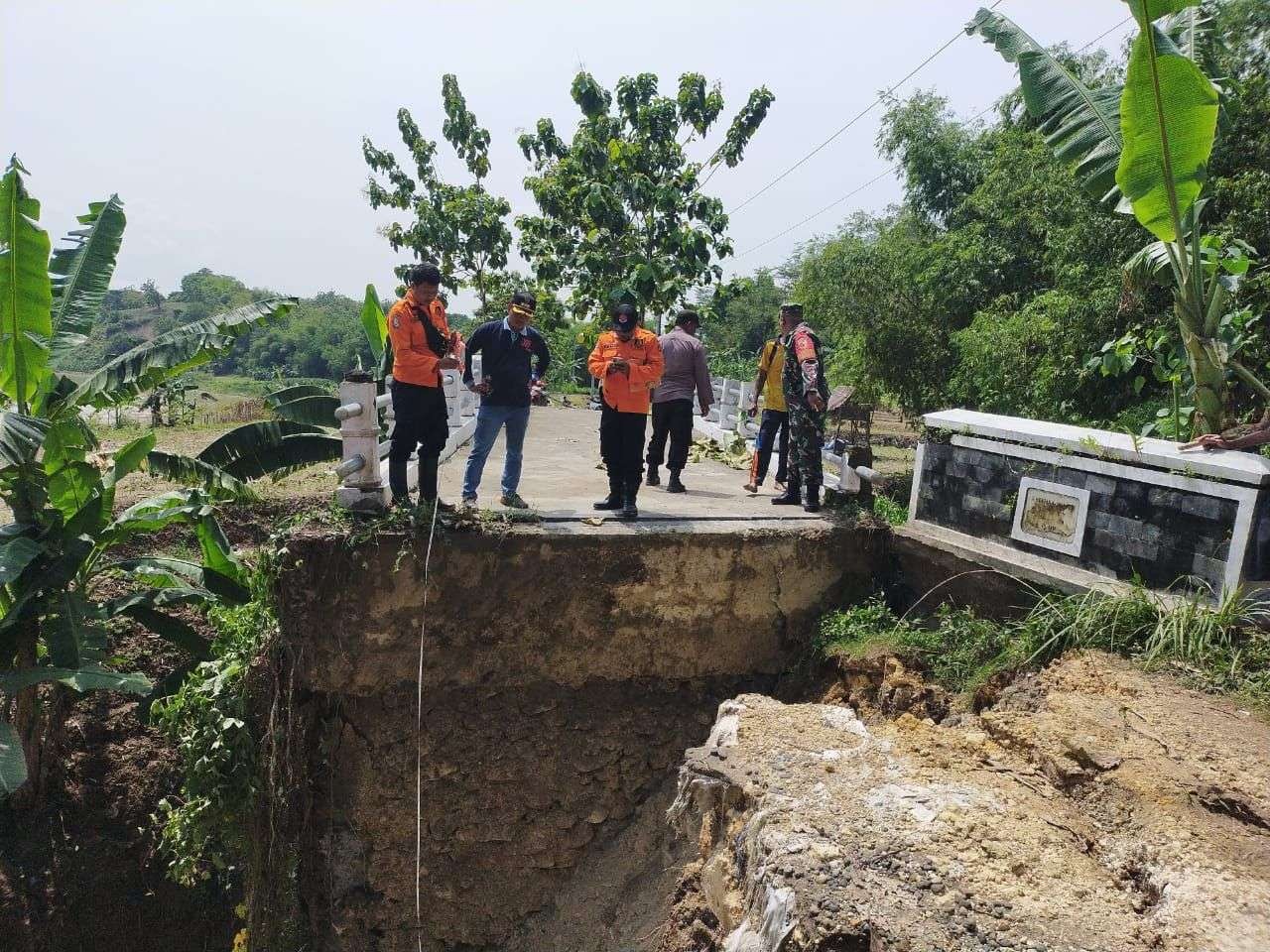 BPBD Bojonegoro melakukan Assesment lokasi longsor sepadan jembatan di Ngraho (foto: BPBD Bojonegoro)