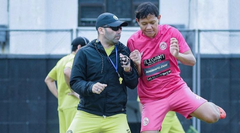 Pelatih kepala Arema FC, Javier Roca (kiri) saat memimpin sesi latihan tim (Foto: Instagram/@aremafcofficial)