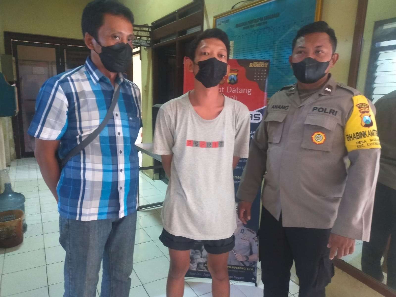 Mencuri 2 ekor ayam jago jenis Bangkok. RL berusia 33 tahun asal Desa Bangsongan Kecamatan Kayen Kidul Kabupaten Kediri ditangkap Unit Reskrim Polsek Pagu.(istimewa)