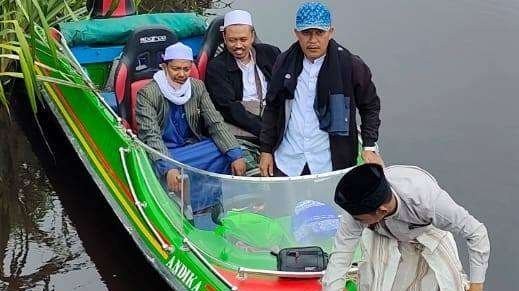 Kiai Muhammad Ma'ruf Khozin, demi kecintaan pada Rasulullah SAW, melakukan dakwah ke daerah terpencil dengan perahu. Acara Maulid Nabi Muhammad SAW. (Foto: akun fb-maruf khozin)