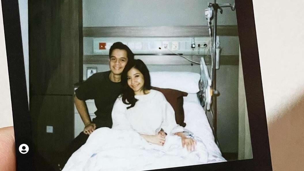 Foto kenangan Clerence Chyntia bersama suami, Rio Alief saat perawatan di rumah sakit karena kanker. (Foto: Instagram @clerence.ca)