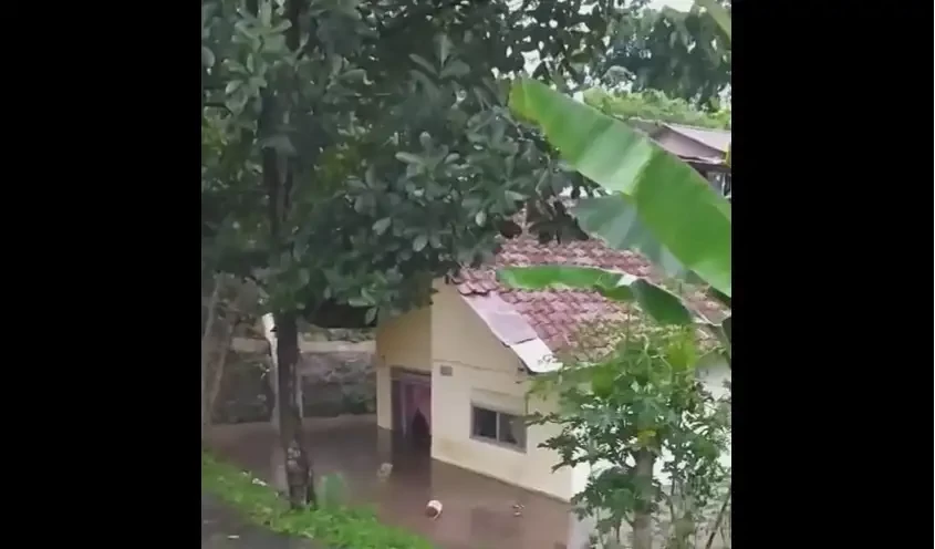 Rumah yang terendam luapan sungai Brantas di Kota Malang. Banjir muncul akibat air kiriman dari Kota Batu. (Foto: Twitter BPBD)