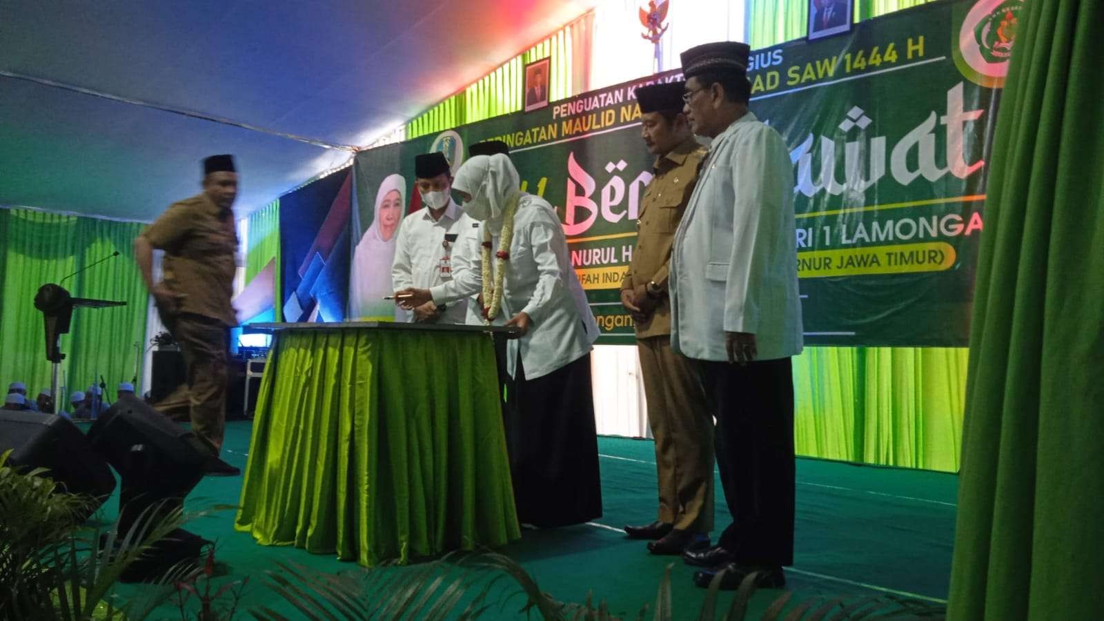Gubernur Jawa Timur, Khofifah Indar Parawansa saat menandatangani prasasti masjid di SMK Negeri 1 Lamongan (Foto: Imron Rosidi/ngopiibareng.id)