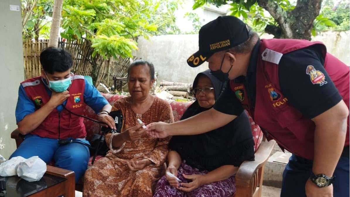 Petugas Posko Kesehatan memeriksa warga yang mengalami gangguan kesehatan akibat banjir (foto: istimewa)