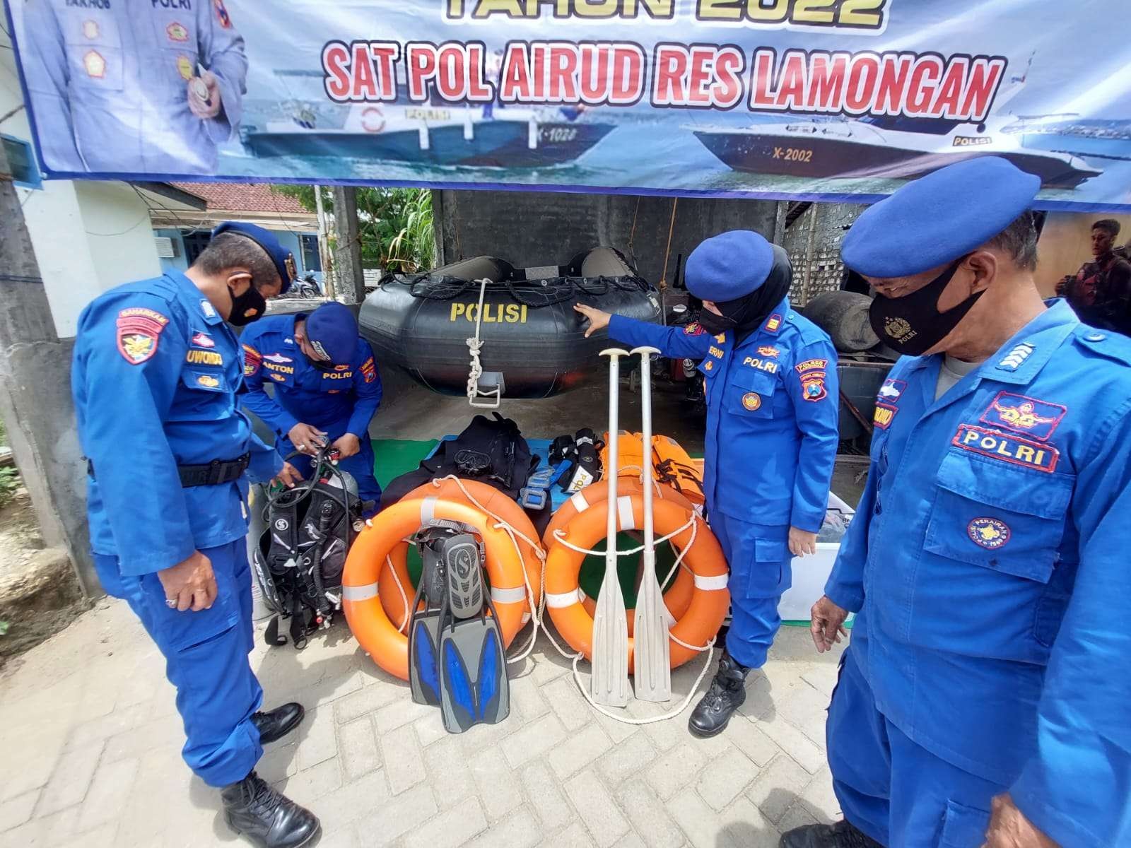 Sat Polairud memeriksa peralatan SAR untuk antisipasi penanganan bencana (Foto: Istimewa)