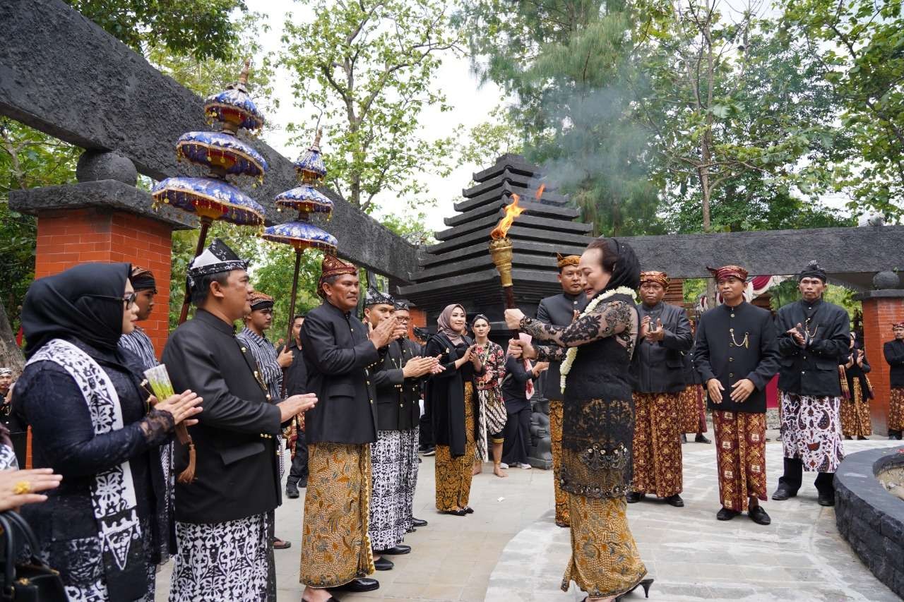 Proses pengambilan Api Abadi Kabupaten Bojonegoro, Jawa Timur, dan doa lintas agama. (Foto: Dinkominfo Bojonegoro)