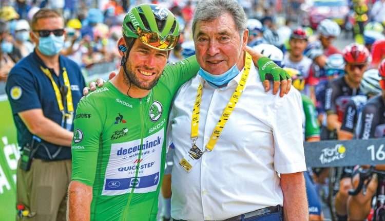 Mark Cavendish (jersey hijau) bersama Eddy Merckx. (Foto: cyclingnews)