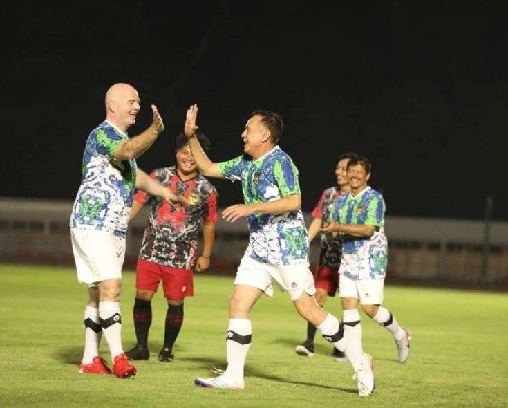 Fun football PSSI dan FIFA, yang melibatkan Ketua Umum Mochamad Iriawan alias Iwan Bule dan Presiden Gianni Infantino. (Foto: Twitter PSSI)