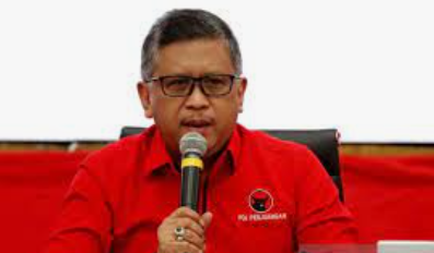 Sekretaris Jenderal DPP PDIP Hasto Kristiyanto menjawab sikap partai terkait pernyataan Ganjar siap jadi calon presiden. (Foto: Antara)