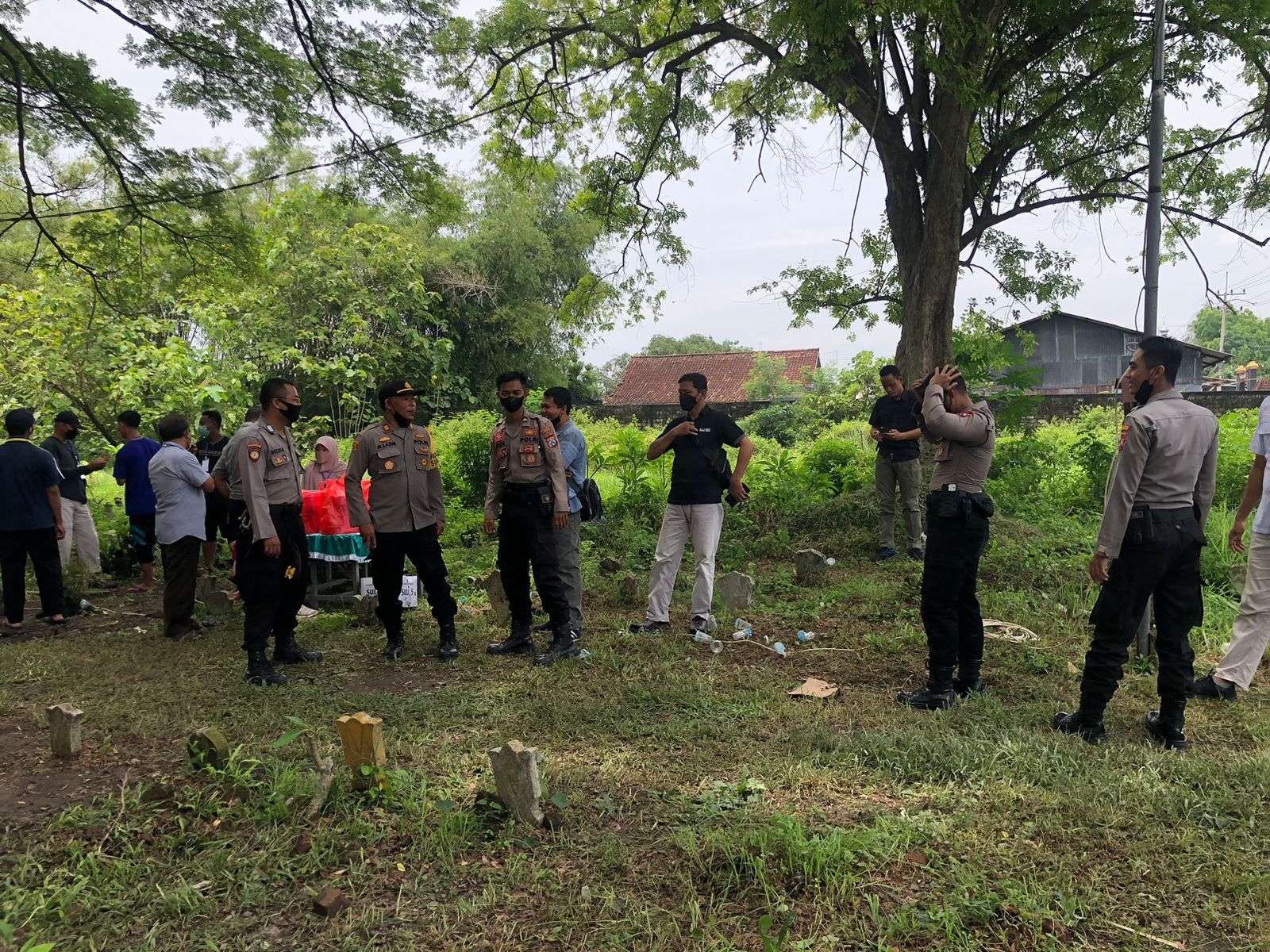 Suasana saat Tim Kedokteran Forensik Polda Jawa Timur membongkar makam dan autopsi jasad di Sukodadi, Lamongan (Foto: Imron Rosidi/Ngopibareng.id)
