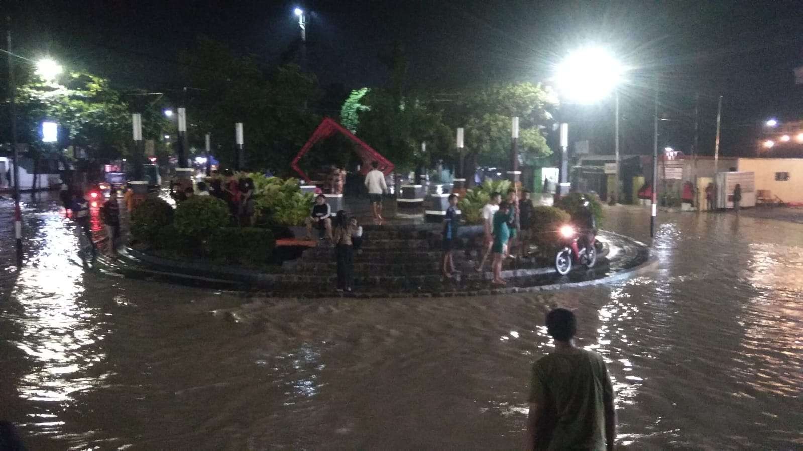 Taman Seribu Lampu dikepung banjir (Foto: Ahmad Sampurno /Ngopibareng.id)