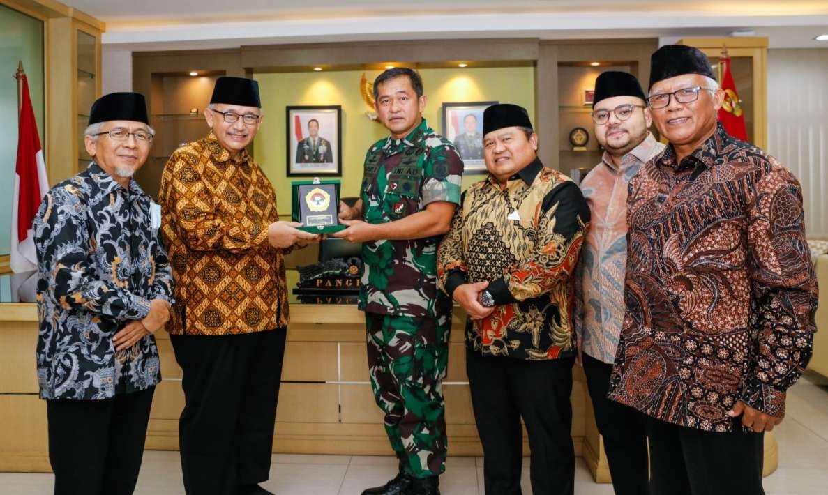 Letnan Jenderal (Letjen) TNI Maruli Simanjuntak, menerima kunjungan Ketua Umum  DPP LDII  Chriswanto di Markas Kostrad ( foto : MC lDII),