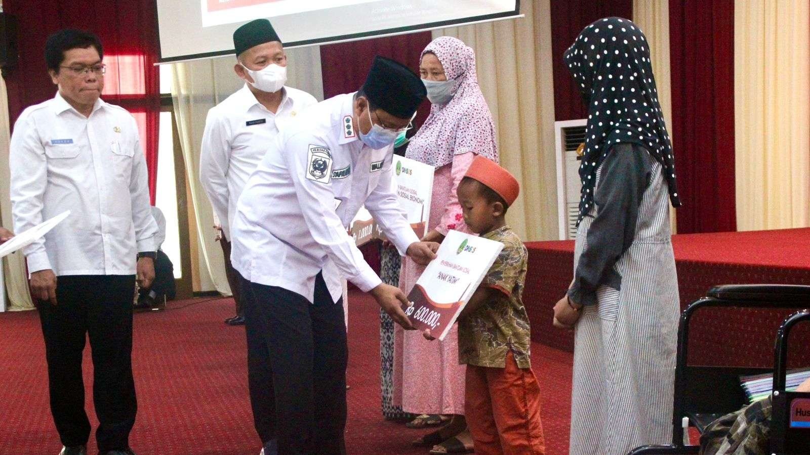 Walikota Pasuruan Saifullah Yusuf saat memberikan bantuan kepada warganya. (Foto: Istimewa)