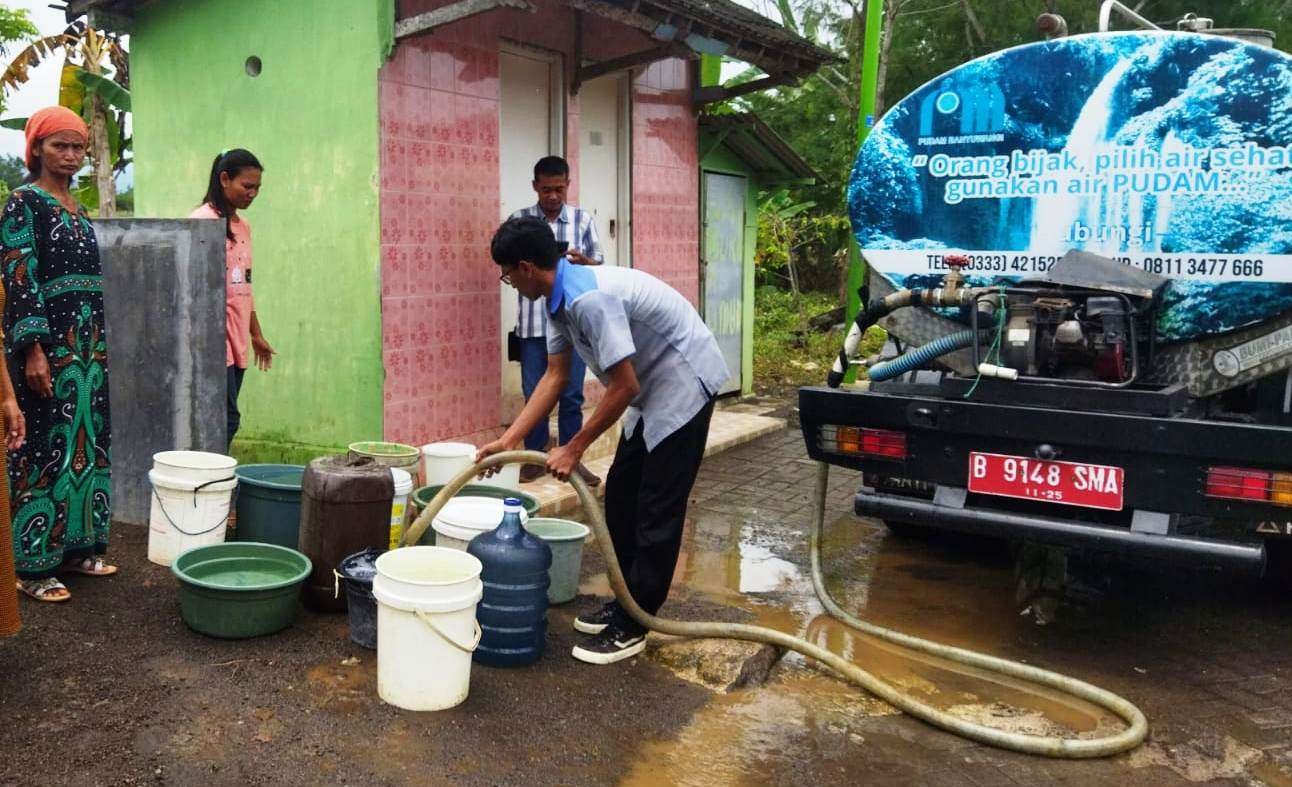 Warga Lingkungan Rowo mendapatkan suplai air bersih dari PUDAM Banyuwangi (foto:istimewa)