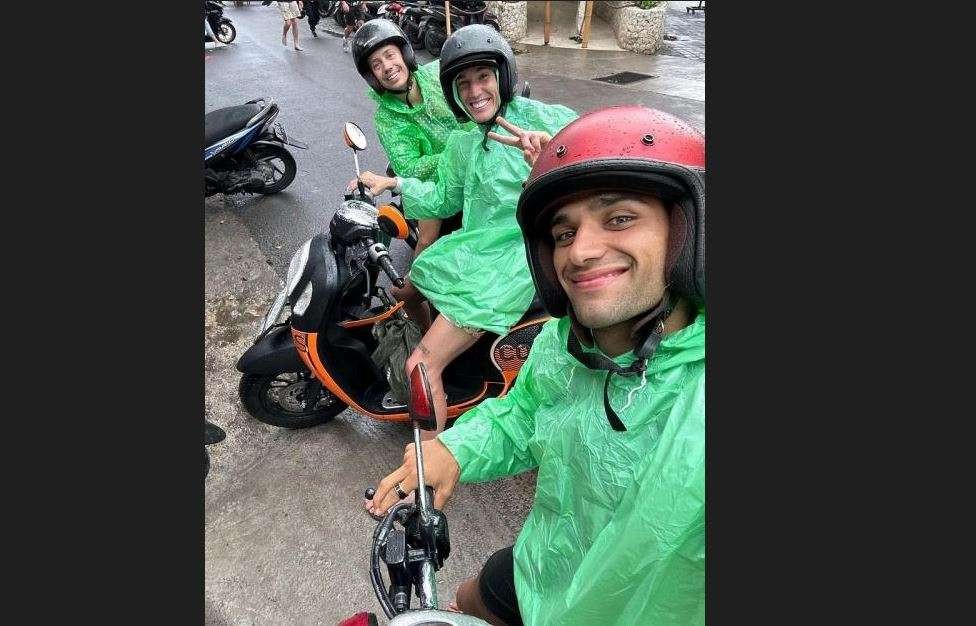Pembalap MotoGP Aleix Espargaro (tengah) dan Jorge Martin (kanan) berlibur ke Bali, usai melakoni MotoGP Australia 2022. Jas hujan plastiknya mencuri perhatian. (Foto: Instagram @aleixespargaro)