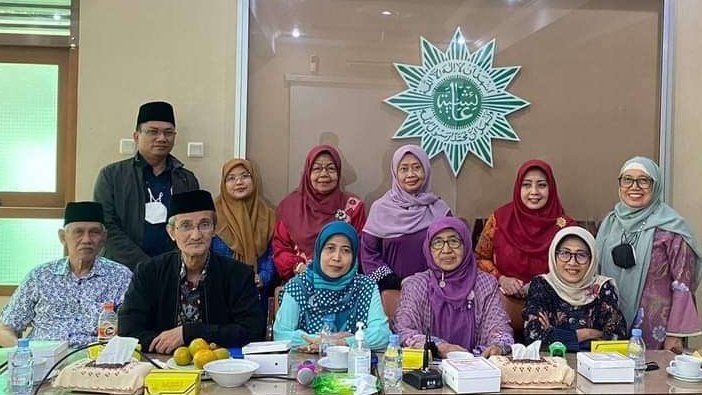 Kang Husein dan kaum perempuan saat di PP Muhammadiyah. (Foto: fb husein muhammad)
