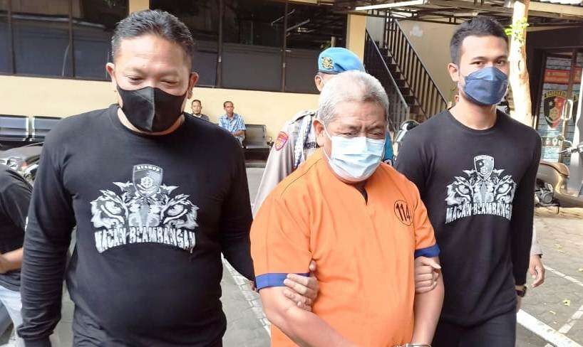 Polisi mengelandang M. Fauzan setelah berhasil ditangkap dalam pelariannya di Lampung awal bulan Juli 2022 lalu. Berkas kasusnya sudah P21. (Foto: Muh Hujaini/Ngopibareng.id)