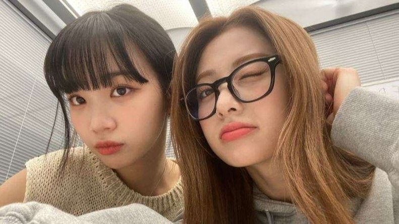 Dua member girl group LE SSERAFIM, Kim Chaewon (kiri) dan Huh Yunjin, mengalami kecelakaan mobil, Rabu 19 Oktober 2022. (Foto: Twitter)