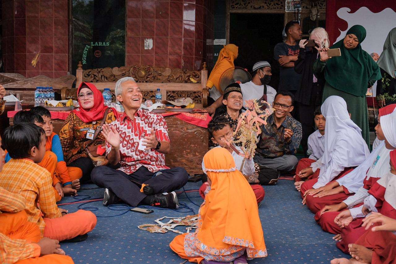 Gubernur Jawa Tengah, Ganjar Pranowo terpukau oleh penampilan anak-anak TK hingga SD yang tergabung di Sanggar Budaya SKWL Nusantara, Boyolali. (Foto: Diskominfo Pemprov Jateng)