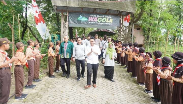 Wagub Jawa Timur Emil Elestianto Dardak di sela acara pwnywrahan SK Hutan Sosial di Lamongan (Foto : Istimewa)