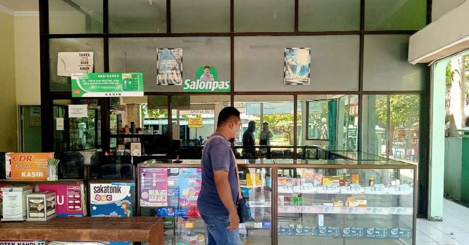 Salah satu apotek di Kabupaten Tuban sudah menghentikan sementara penjualan obat jenis sirup. (Foto: Khoirul Huda/Ngopibareng.id)