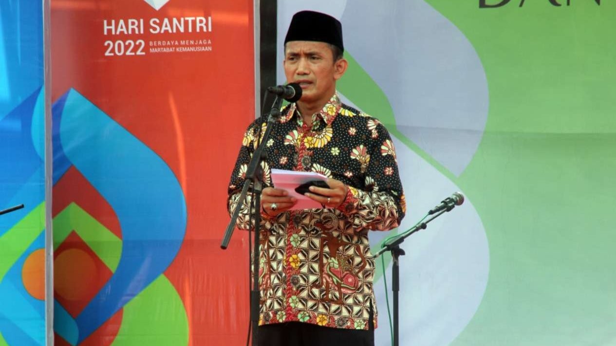 Sahari Putro Asisten I Kota Pasuruan saat membuka lomba samroh dalam rangka memperingati Hari Santri di halaman kantor Dinas Pendidikan dan Kebudayaan, Kamis 20 Oktober 2022. (Foto: Kominfo Kota Pasuruan)