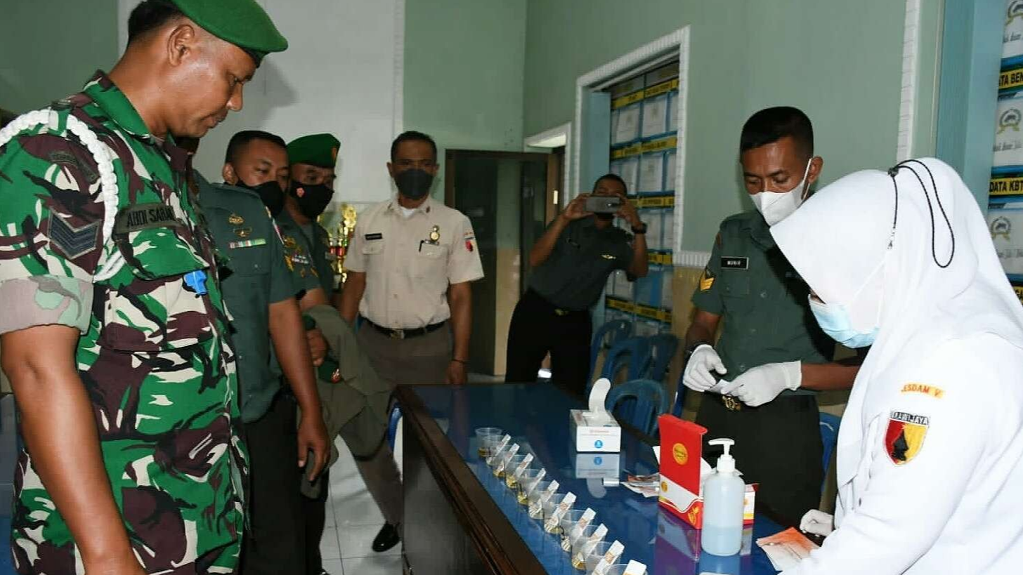 Cegah konsumsi narkoba, ratusan prajurit, ASN, dan istri prajurit Kodim 0823 Bondowoso tes urine dadakan. (Foto: Guido Saphan/Ngopibareng.id)