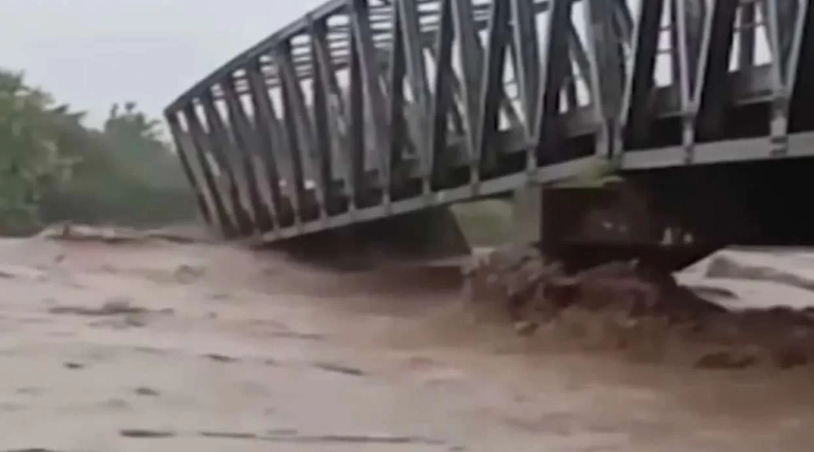 Foto dan video jembatan ambruk karena diterjang banjir disebut terjadi di Kediri dan Cilacap. Faktanya, itu foto dan video tragedi di NTT setahun yang lalu. (Foto: Snack/TikTok)